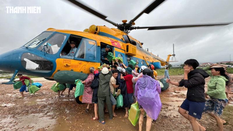 Trực thăng Bộ Quốc phòng thả hàng cứu trợ người dân ngập lụt Phú Yên cũ- Ảnh 12.