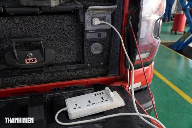 Chiếc xe bán tải 'người hùng', giúp người dân sạc pin điện thoại giữa rốn lũ - Ảnh 4.