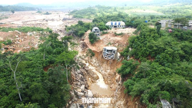 Vỡ hồ chứa nước ở Tuy Phong: Cận cảnh 'ao chứa' rộng tới 18 ha - Ảnh 3. Vỡ hồ chứa nước ở Tuy Phong: Cận cảnh 'ao chứa' rộng tới 18 ha - Ảnh 3.