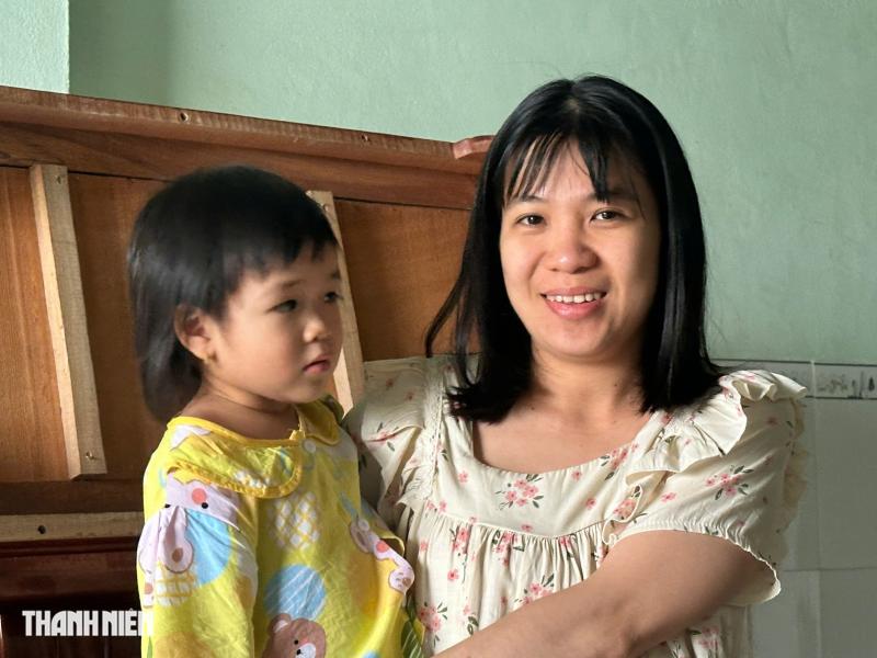 Dân xã Hòa Thịnh (Đắk Lắk) leo bàn thờ, ôm tượng Phật lúc lũ dâng cao - Ảnh 5.