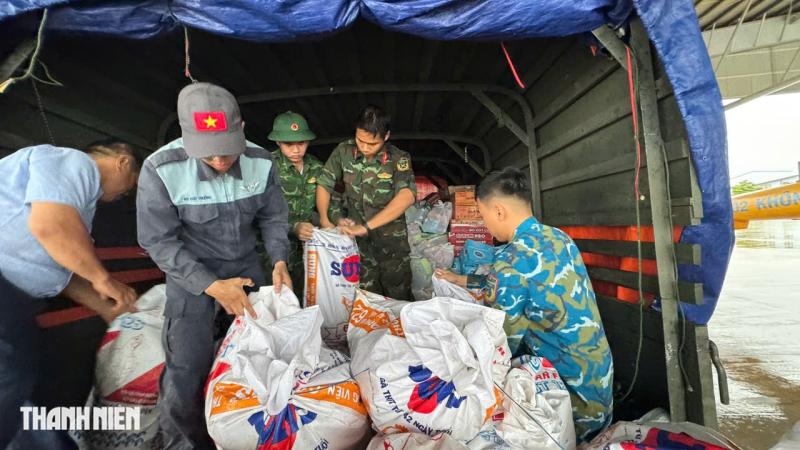 Máy bay trực thăng quân sự cất cánh cứu trợ: Sẽ thả thêm 700 phần quà thiết yếu  - Ảnh 6.