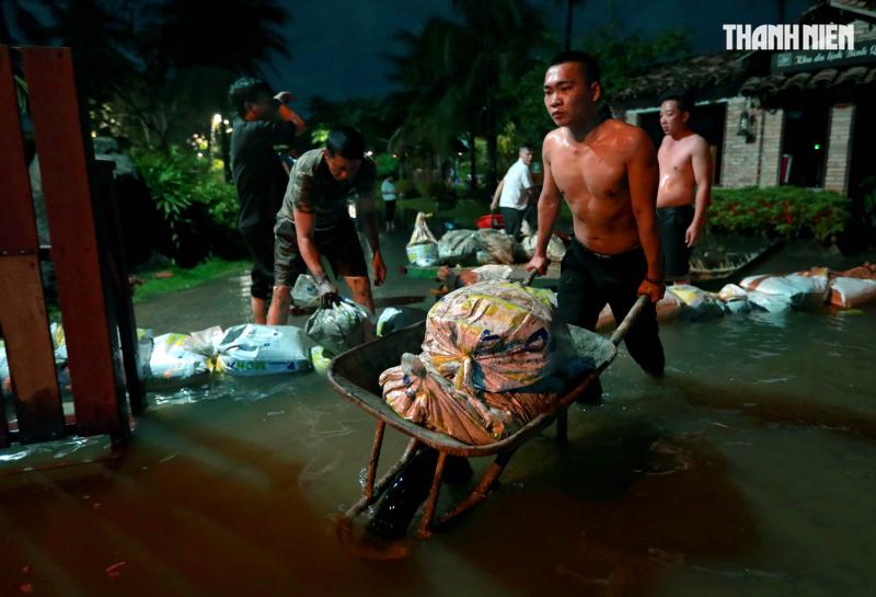 Triều cường ở TP.HCM: Người dân Thanh Đa lại khổ sở chống chọi trong đêm- Ảnh 2. Triều cường ở TP.HCM: Người dân Thanh Đa lại khổ sở chống chọi trong đêm- Ảnh 2.