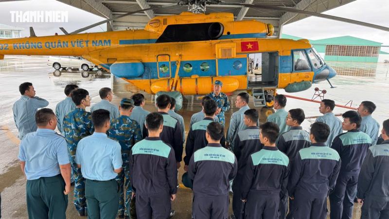 Máy bay trực thăng quân sự cất cánh cứu trợ: Sẽ thả thêm 700 phần quà thiết yếu  - Ảnh 1.