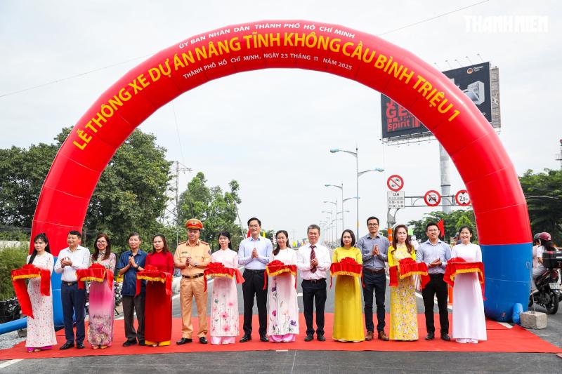 Cầu Bình Triệu 1 chính thức thông xe sau khi nâng tĩnh không lên hơn 1 mét- Ảnh 3. Cầu Bình Triệu 1 chính thức thông xe sau khi nâng tĩnh không lên hơn 1 mét- Ảnh 3.