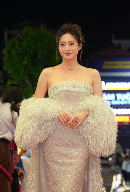 Em gái mặc gợi cảm cùng Trấn Thành đổ bộ thảm đỏ Liên hoan phim Việt Nam- Ảnh 9. Em gái mặc gợi cảm cùng Trấn Thành đổ bộ thảm đỏ Liên hoan phim Việt Nam- Ảnh 9.