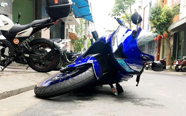 Rủi ro khi lắp gù chống đổ 'rởm' cho mô tô, xe máy - Ảnh 2. Rủi ro khi lắp gù chống đổ 'rởm' cho mô tô, xe máy - Ảnh 2.
