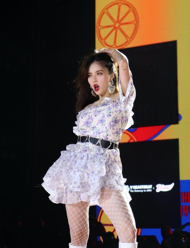 'Nữ hoàng gợi cảm' HyunA xin lỗi sau vụ ngất xỉu trên sân khấu - Ảnh 4.