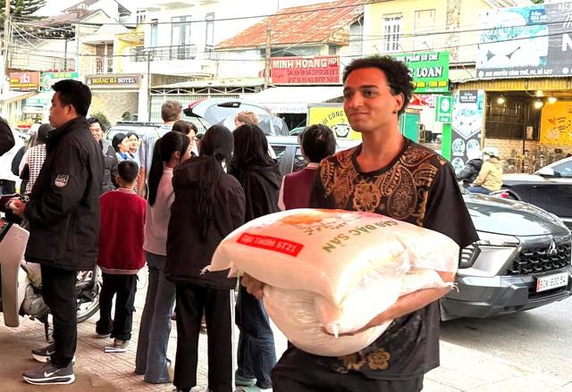 Nhiều bạn trẻ nước ngoài chung tay với người Đà Lạt ủng hộ đồng bào vùng lũ- Ảnh 1. Nhiều bạn trẻ nước ngoài chung tay với người Đà Lạt ủng hộ đồng bào vùng lũ- Ảnh 1.