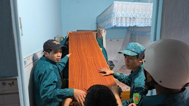 Chuyên gia Hà Nội khảo sát vết nứt dài trên đồi Ba Lá Xanh- Ảnh 4. Chuyên gia Hà Nội khảo sát vết nứt dài trên đồi Ba Lá Xanh- Ảnh 4.
