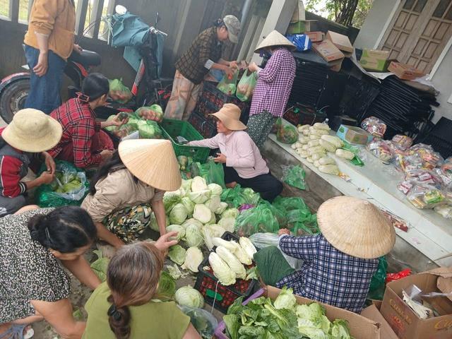 Nhiều bạn trẻ nước ngoài chung tay với người Đà Lạt ủng hộ đồng bào vùng lũ- Ảnh 9. Nhiều bạn trẻ nước ngoài chung tay với người Đà Lạt ủng hộ đồng bào vùng lũ- Ảnh 9.
