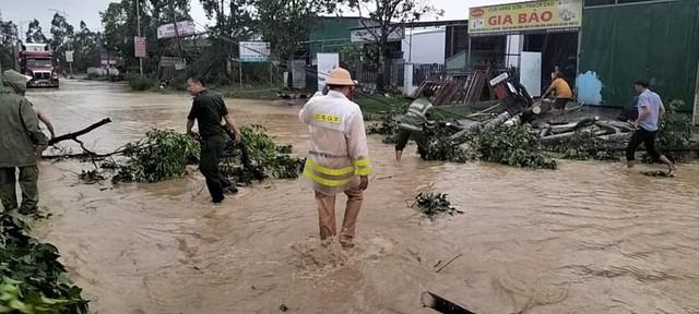 'Nước lũ lên nhanh, không có quân đội, công an hỗ trợ xã sẽ vỡ trận'- Ảnh 6.