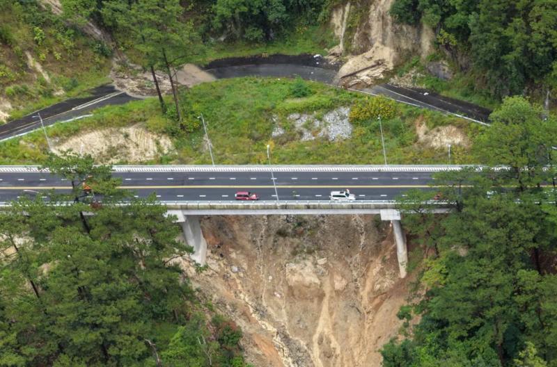 Cận cảnh sạt lở đèo Prenn sau gần 1 năm bàn giao đưa vào sử dụng - Ảnh 3.