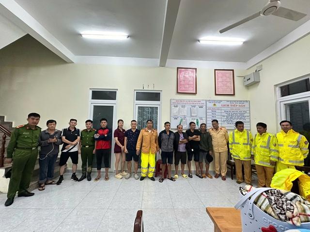 CSGT Lâm Đồng hỗ trợ xe mắc kẹt tại đèo Khánh Vĩnh do sạt lở đất - Ảnh 3.