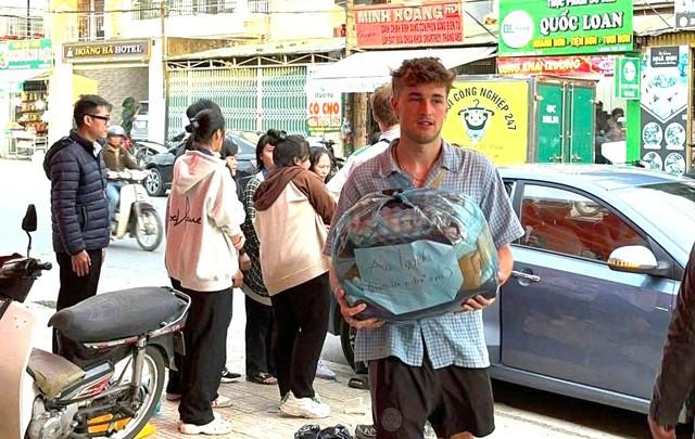 Nhiều bạn trẻ nước ngoài chung tay với người Đà Lạt ủng hộ đồng bào vùng lũ- Ảnh 4. Nhiều bạn trẻ nước ngoài chung tay với người Đà Lạt ủng hộ đồng bào vùng lũ- Ảnh 4.