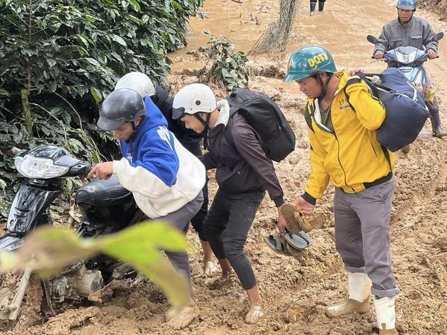 Sạt lở đèo D'Ran khiến giá vận chuyển hàng hóa tăng cao gấp đôi - Ảnh 8.