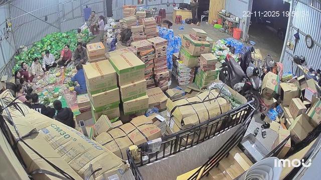 Nhiều bạn trẻ nước ngoài chung tay với người Đà Lạt ủng hộ đồng bào vùng lũ- Ảnh 11. Nhiều bạn trẻ nước ngoài chung tay với người Đà Lạt ủng hộ đồng bào vùng lũ- Ảnh 11.