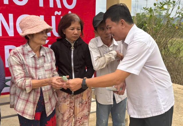 CLB Ước mơ xanh mang Hơi ấm đến bà con vùng lũ khánh hòa và Đắk Lắk - Ảnh 2. CLB Ước mơ xanh mang Hơi ấm đến bà con vùng lũ khánh hòa và Đắk Lắk - Ảnh 2.