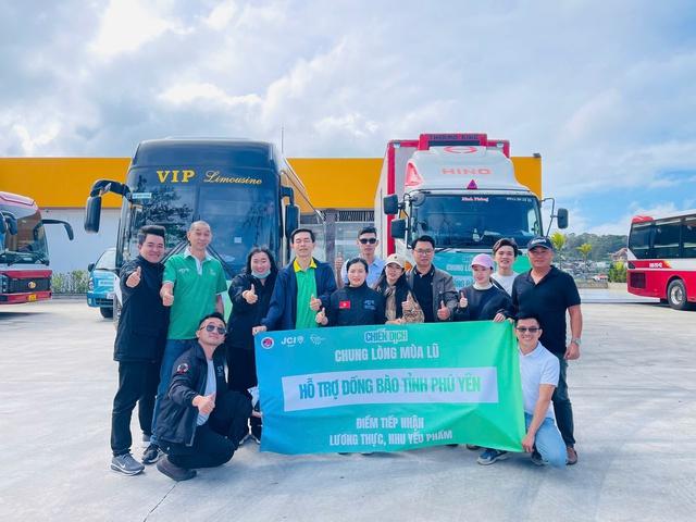 Nhiều bạn trẻ nước ngoài chung tay với người Đà Lạt ủng hộ đồng bào vùng lũ- Ảnh 2. Nhiều bạn trẻ nước ngoài chung tay với người Đà Lạt ủng hộ đồng bào vùng lũ- Ảnh 2.