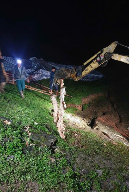 Hàng trăm người trắng đêm cứu hồ Cay An trước nguy cơ vỡ đập- Ảnh 5.
