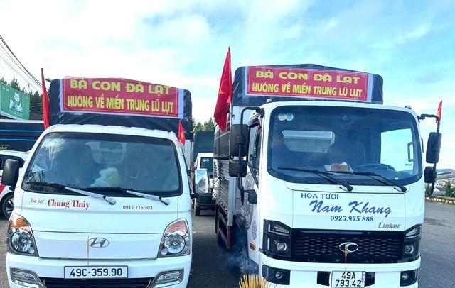 Nhiều bạn trẻ nước ngoài chung tay với người Đà Lạt ủng hộ đồng bào vùng lũ- Ảnh 10. Nhiều bạn trẻ nước ngoài chung tay với người Đà Lạt ủng hộ đồng bào vùng lũ- Ảnh 10.