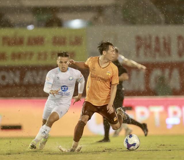 Kỳ lạ V-League: Nhà vô địch đua trụ hạng với HAGL, chưa biết ai hơn ai- Ảnh 1. Kỳ lạ V-League: Nhà vô địch đua trụ hạng với HAGL, chưa biết ai hơn ai- Ảnh 1.