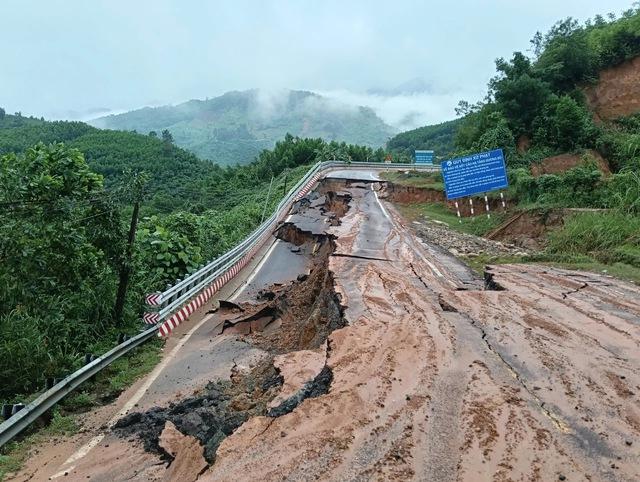 Khánh Hòa: Đèo Khánh Lê xuất hiện thêm 7 điểm sạt lở nghiêm trọng- Ảnh 1. Khánh Hòa: Đèo Khánh Lê xuất hiện thêm 7 điểm sạt lở nghiêm trọng- Ảnh 1.