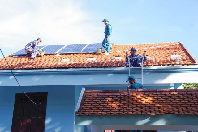 Hơn 3.000 ngư dân vào các đảo đặc khu Trường Sa tránh bão Kalmaegi - Ảnh 3. Hơn 3.000 ngư dân vào các đảo đặc khu Trường Sa tránh bão Kalmaegi - Ảnh 3.