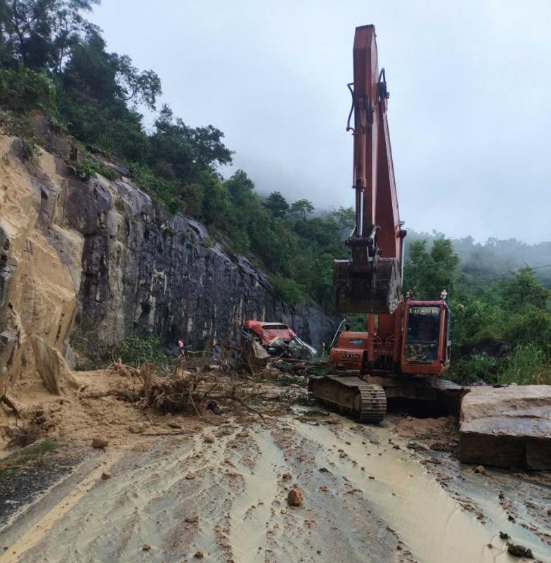 Hình ảnh sạt lở trên đèo Khánh Lê khiến ít nhất 6 người tử vong - Ảnh 7.
