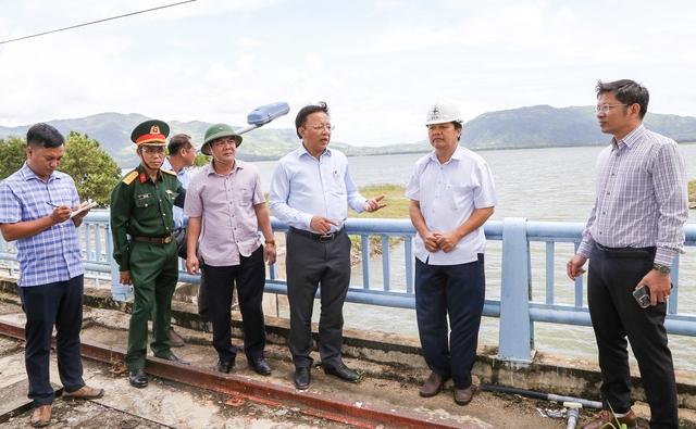 Lãnh đạo tỉnh Khánh Hòa đồng loạt kiểm tra công tác ứng phó bão số 13 Kalmaegi - Ảnh 2.