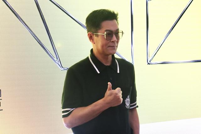 Hồng Kim Bảo sánh bước bên vợ hoa hậu trên thảm đỏ ở TP.HCM - Ảnh 4.