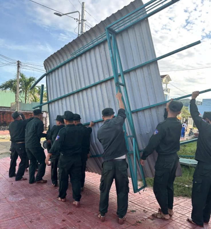 Hàng trăm CSCĐ giúp dân dọn đường, sửa nhà sau bão số 13 - Ảnh 3.