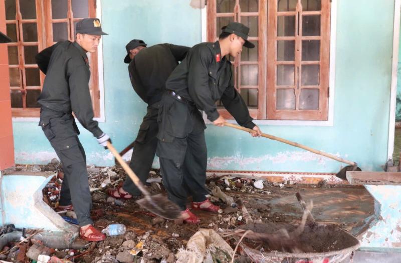 Hàng trăm CSCĐ giúp dân dọn đường, sửa nhà sau bão số 13 - Ảnh 12.