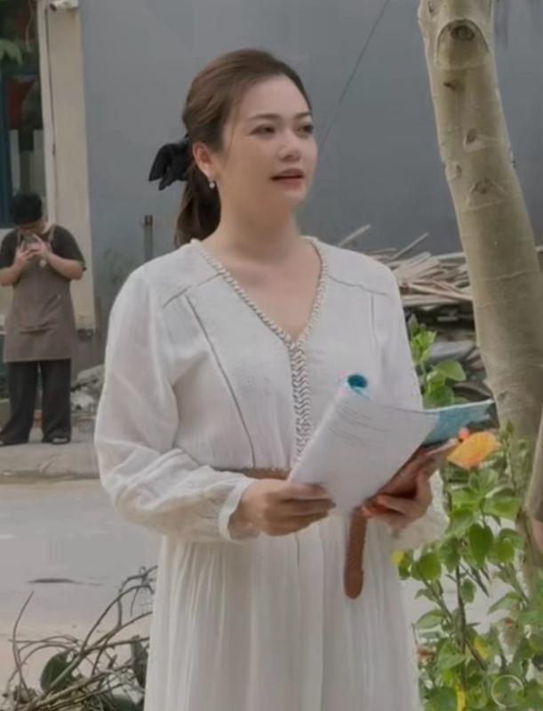 Kiều Anh trở lại với vai mẹ 3 con trong phim mới đầy cảm xúc - Ảnh 3. Kiều Anh trở lại với vai mẹ 3 con trong phim mới đầy cảm xúc - Ảnh 3.