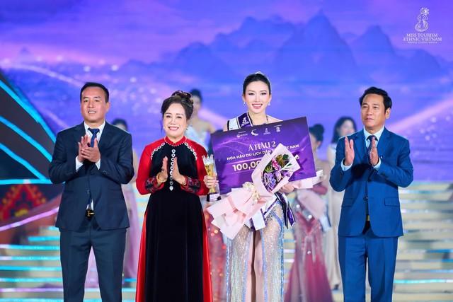 Cô gái dân tộc Thái trắng tiết lộ ước mơ sau khi giành danh hiệu Á hậu - Ảnh 1. Cô gái dân tộc Thái trắng tiết lộ ước mơ sau khi giành danh hiệu Á hậu - Ảnh 1.