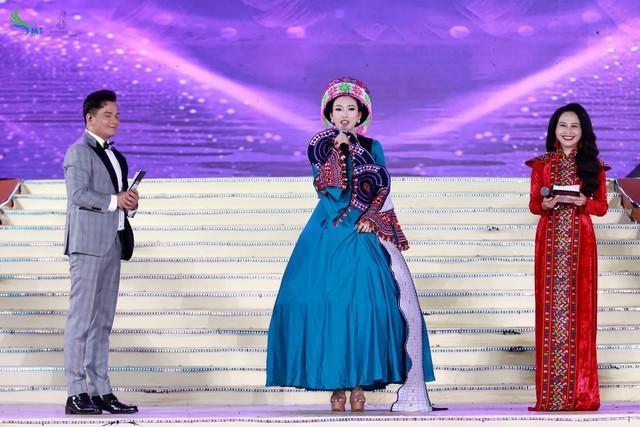 Cô gái dân tộc Thái trắng tiết lộ ước mơ sau khi giành danh hiệu Á hậu - Ảnh 2. Cô gái dân tộc Thái trắng tiết lộ ước mơ sau khi giành danh hiệu Á hậu - Ảnh 2.