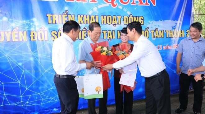 Ông bà U70 hào hứng đến nhà văn hóa nhận giấy chứng nhận đăng ký kết hôn- Ảnh 6. Ông bà U70 hào hứng đến nhà văn hóa nhận giấy chứng nhận đăng ký kết hôn- Ảnh 6.