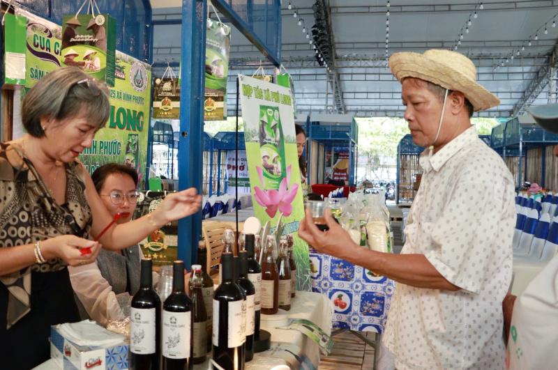 Hôm nay ngày đầu lễ hội ẩm thực cua Cà Mau ở TP.HCM: Thực khách hào hứng- Ảnh 9. Hôm nay ngày đầu lễ hội ẩm thực cua Cà Mau ở TP.HCM: Thực khách hào hứng- Ảnh 9.