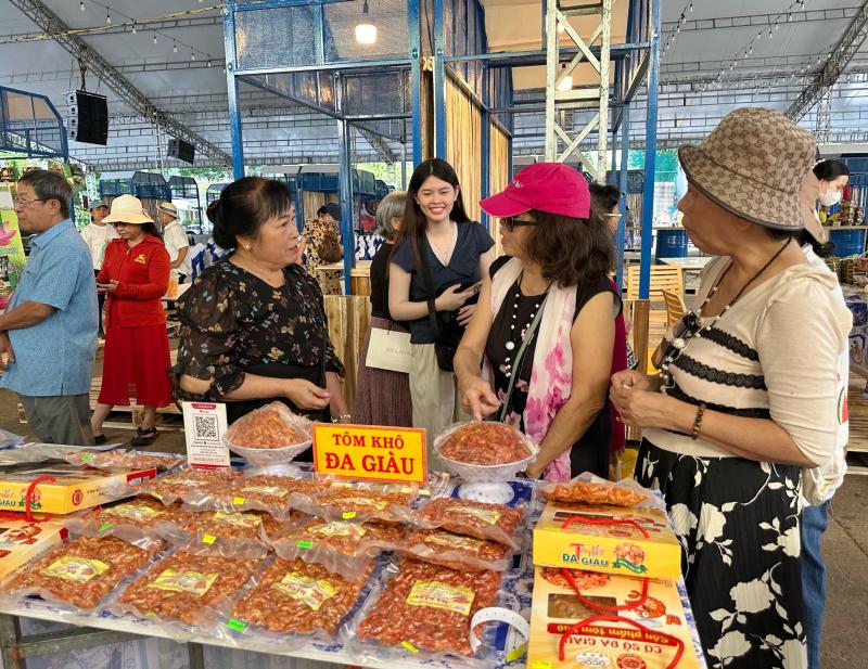Hôm nay ngày đầu lễ hội ẩm thực cua Cà Mau ở TP.HCM: Thực khách hào hứng- Ảnh 5. Hôm nay ngày đầu lễ hội ẩm thực cua Cà Mau ở TP.HCM: Thực khách hào hứng- Ảnh 5.