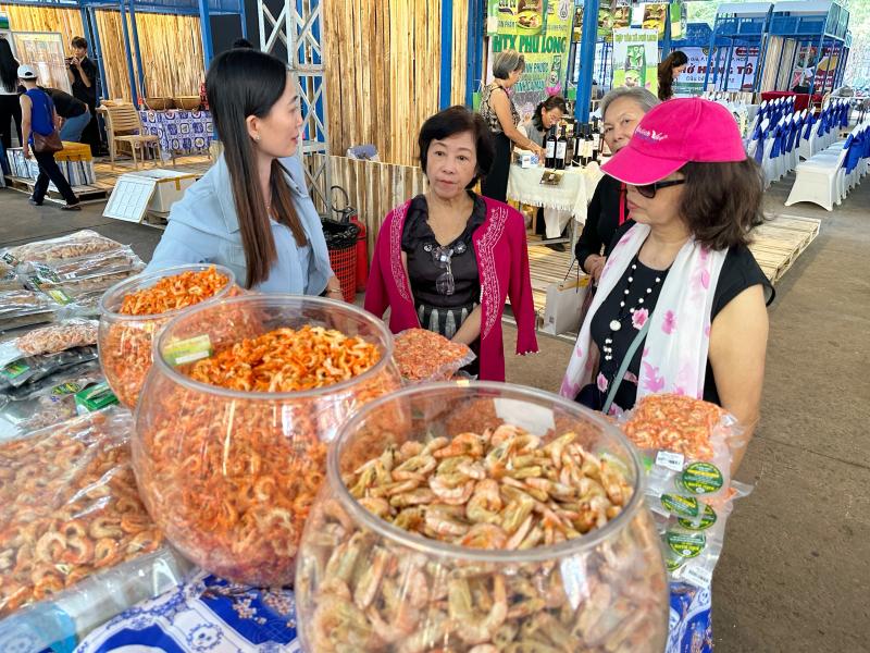 Hôm nay ngày đầu lễ hội ẩm thực cua Cà Mau ở TP.HCM: Thực khách hào hứng- Ảnh 6. Hôm nay ngày đầu lễ hội ẩm thực cua Cà Mau ở TP.HCM: Thực khách hào hứng- Ảnh 6.