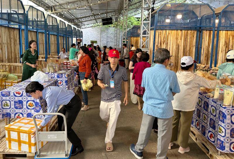 Hôm nay ngày đầu lễ hội ẩm thực cua Cà Mau ở TP.HCM: Thực khách hào hứng- Ảnh 3. Hôm nay ngày đầu lễ hội ẩm thực cua Cà Mau ở TP.HCM: Thực khách hào hứng- Ảnh 3.