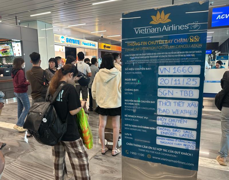 Tìm đường về quê Phú Yên cũ giữa lũ dữ khi máy bay từ TP.HCM hủy chuyến- Ảnh 1. Tìm đường về quê Phú Yên cũ giữa lũ dữ khi máy bay từ TP.HCM hủy chuyến- Ảnh 1.