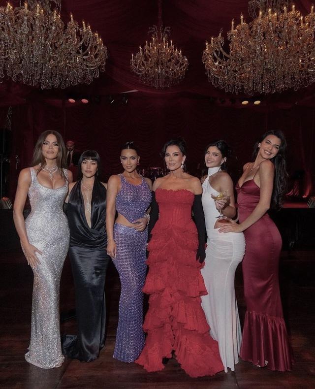Lý do Hoàng tử Harry - Meghan Markle bị xóa khỏi ảnh tiệc nhà Kardashian - Ảnh 2.