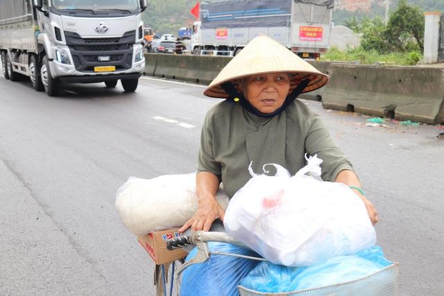 Lũ dữ tàn phá Hòa Xuân ở Đắk Lắk, cả nước hướng về cứu giúp dân- Ảnh 2. Lũ dữ tàn phá Hòa Xuân ở Đắk Lắk, cả nước hướng về cứu giúp dân- Ảnh 2.
