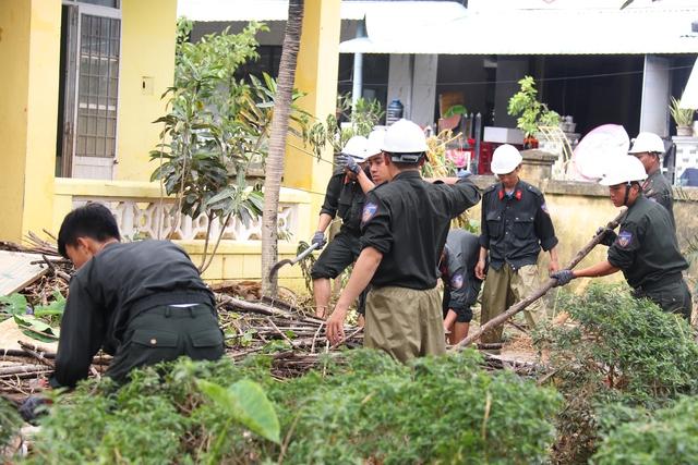 Người rốn lũ Hòa Xuân thở dài: 'Một đêm mà trắng tay hết'- Ảnh 7. Người rốn lũ Hòa Xuân thở dài: 'Một đêm mà trắng tay hết'- Ảnh 7.