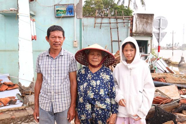 Người rốn lũ Hòa Xuân thở dài: 'Một đêm mà trắng tay hết'- Ảnh 4. Người rốn lũ Hòa Xuân thở dài: 'Một đêm mà trắng tay hết'- Ảnh 4.