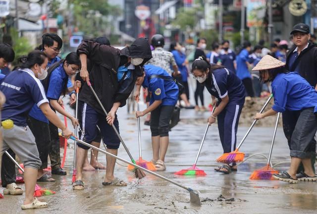 Vừa dọn xong hàng tá bùn non, một số tuyến đường nội đô Huế lại ngập lụt- Ảnh 3. Vừa dọn xong hàng tá bùn non, một số tuyến đường nội đô Huế lại ngập lụt- Ảnh 3.