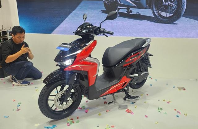 Xe máy điện 'Made in Indonesia' bán gần 500 xe sau 5 ngày, thách thức VinFast - Ảnh 1.