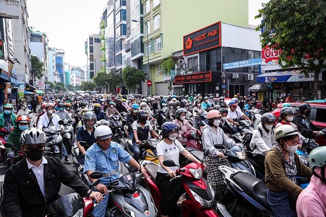 TP.HCM lại 'nóng' chuyện kẹt xe- Ảnh 1. TP.HCM lại 'nóng' chuyện kẹt xe- Ảnh 1.