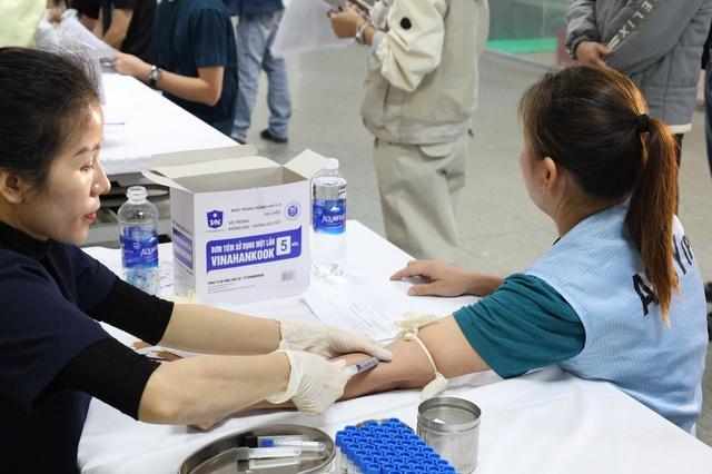 Khám bệnh miễn phí cho công nhân tại 7 địa phương - Ảnh 1.