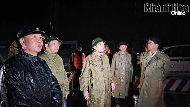 Lũ lịch sử đang xảy ra, Khánh Hòa khẩn cấp cứu dân- Ảnh 1. Lũ lịch sử đang xảy ra, Khánh Hòa khẩn cấp cứu dân- Ảnh 1.